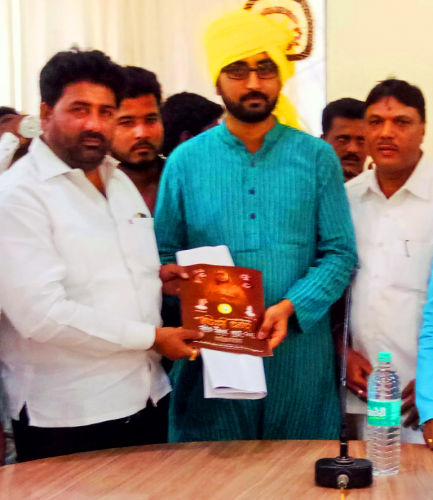 Bhushensing-Holkar-Recieving-invitation-OF-samelan-